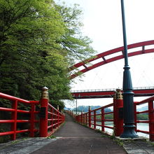 柳津から見た、只見川にかかる赤い橋。
