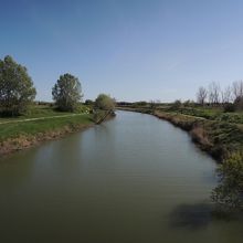 回りは広々とした田舎風景です