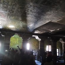 20本の柱が広間を囲んで回廊を作っている