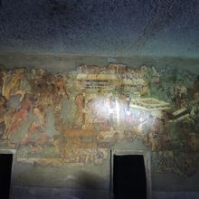 四方の壁や天井にはびっしりと壁画