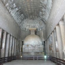 仏塔をもつ奥行きの深い第10窟