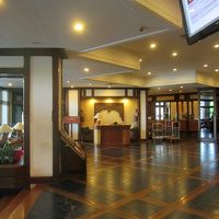 左手にコンシェルジュ・デスク、その右奥がレセプションカウンタ