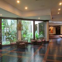 エレベーターホル手前のガラス窓の向こうには箱庭まであります