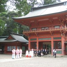 本殿へ向かう新郎新婦さん