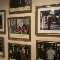 エレベーターホールには世界のVIPの写真が飾られていました
