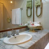 シャンプー類はタイ風高坏の上、壁には時代物のドライヤー…渋い