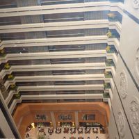 上の階からレストランを見下ろす景色です