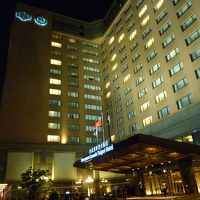 夜ライトアップされた建物