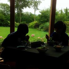 レストラン・ガーデンを眺めながら戴きます。