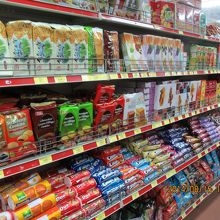 地元の人が買うようなお菓子も揃っている