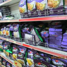 果物のチップスは韓国人が大量購入していった。