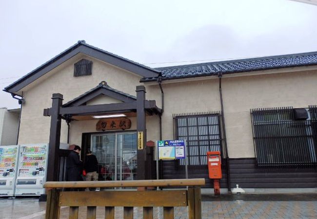 源義家像と歌碑がある勿来駅（なこそえき）