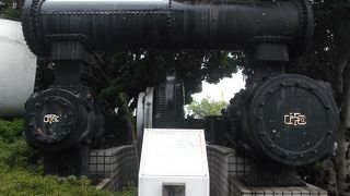 帆船日本丸近くに二つのエアーコンブレッサー