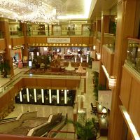 吹き抜けのロビーとショップ