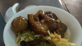 おいしいです。豚の角煮丼、漬物もおいしいです。