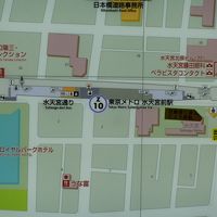 水天宮駅の案内看板。図のホテルの左がＴ−ＣＡＴ