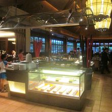 ランナー風の高い天井が特徴的な店内です