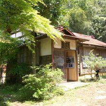 この家が九ちゃんが川崎より疎開し育ったところ、今まるで廃墟で