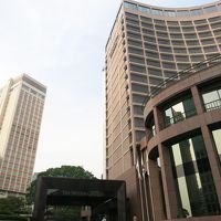 ちょっと坂を上ったところにあります