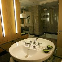 洗面台は高めで、子どもは届きません