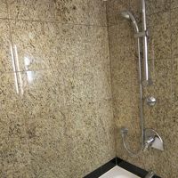 シャワーの勢いはいいです　バスタブもあります