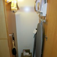 クローゼットは2か所で、ハンガーは10本くらいありました