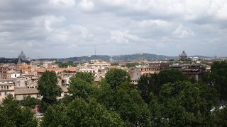 高台からローマの建物を見ることができる