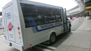 Toronto空港まではシャトルで