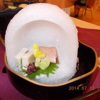 氷のかまくらに載った刺身