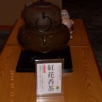 ロビーの茶釜・実際に中のお茶を飲める