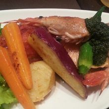 この日のお魚のメインは赤海老とサーモンのグリル