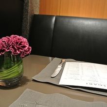 百貨店の喫茶店にしては高級感あふれる作り