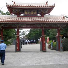 鮮やかな朱塗りの守礼門