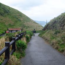 展望台に続く急な坂道です