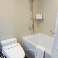 独立洗面台にトイレ、バスタブもしっかりあって、水圧も抜群