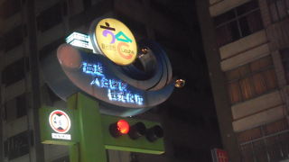 観光客がたくさんいる夜市です。