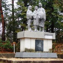 金山公園の安寿姫厨子王（あんじゅとずしおう）母子像