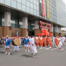 お祭りをやっていました。