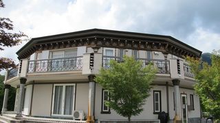 河口湖湖畔にある100名収容の音楽ホールです。