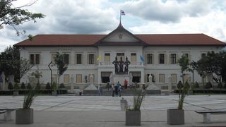 見落として今いそうなくらい、後ろの建物のほうが立派