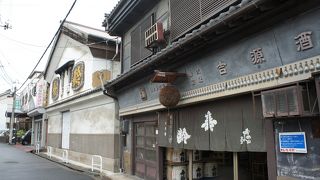 趣のある蔵を備えた店舗