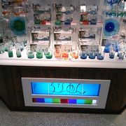 琉球ガラスの専門店に彩り鮮やかなグラスが並ぶ