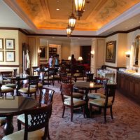 ラウンジが利用でき、夜はアルコールも飲み放題