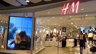 明るく広い店内です