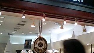 時計がずらりと並んでいます。