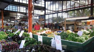 地元の人で大賑わいの週末マーケット