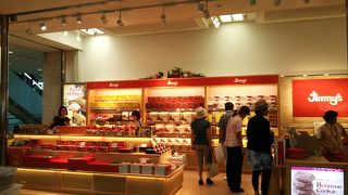 沖縄県内に店を展開する洋菓子屋