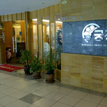 ダービーパーク裏手の入口からエスカレーターで３階へ