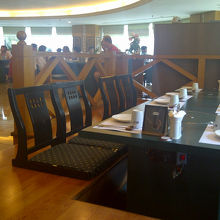 テーブル席と掘り炬燵形式の席があります