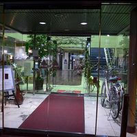 入り口からフロント方面、エレベーターは二階から乗ります